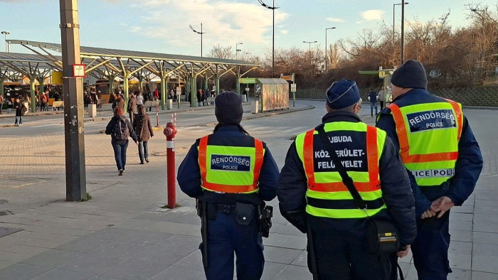 Tömegverekedés tört ki az Etele téren, több sérültet is mentők vittek el
