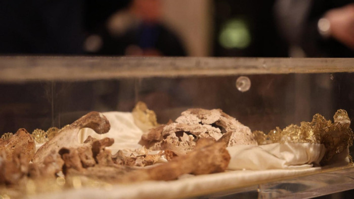 Százezrek kígyóznak Assisiben, hogy láthassák Szent Ferenc csontjait – képek