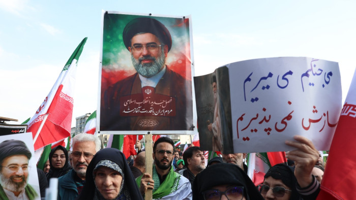 Az új iráni legfelsőbb vezető köszöni szépen, él és virul