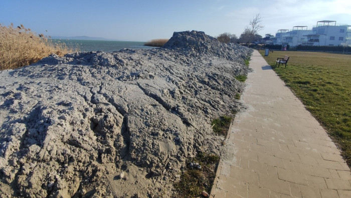 Valami bűzlik a Balatonnál