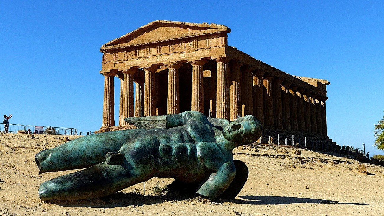 Ki nem találná, hogy melyik testrészével húzta el egy férfi az autóját – videó