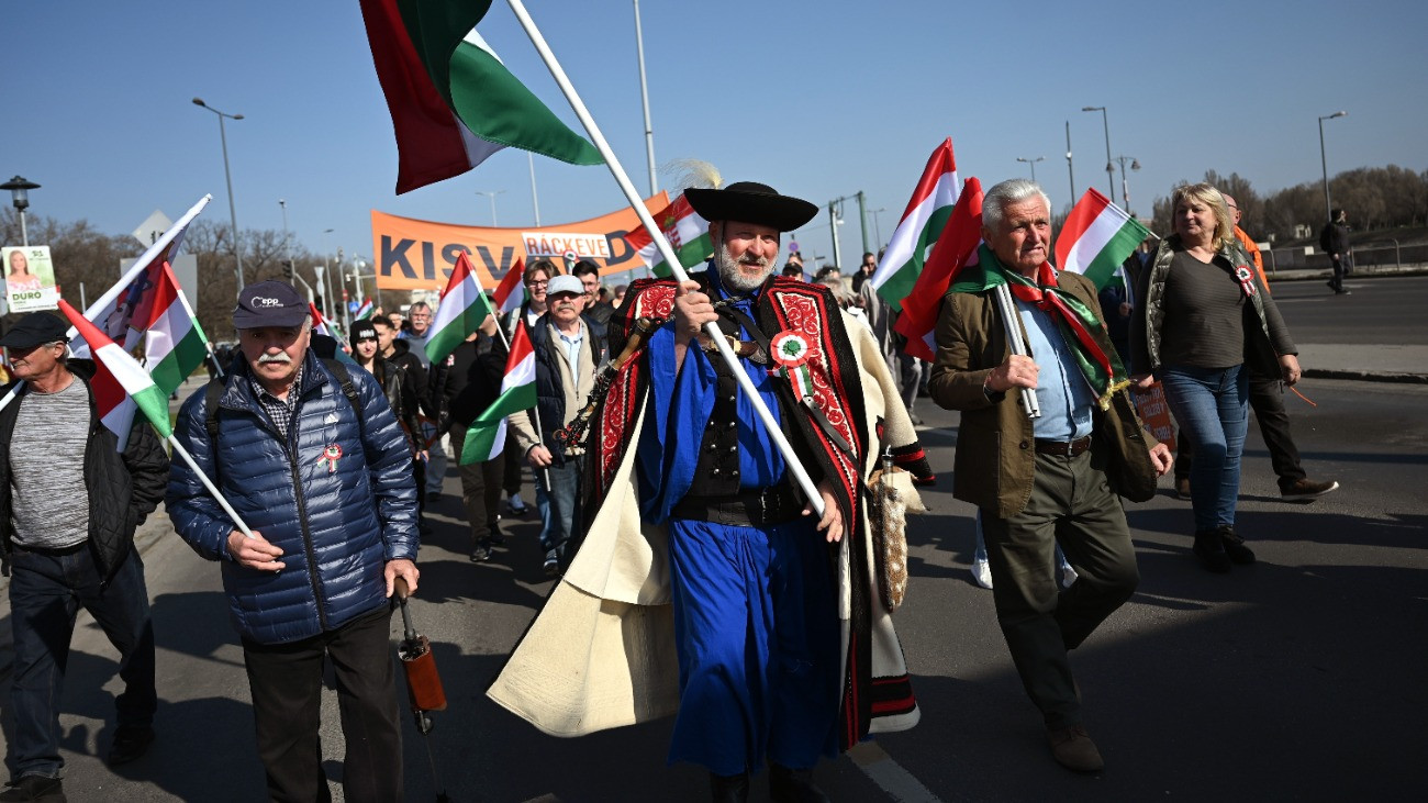 Elindult a Békemenet a Kossuth térre