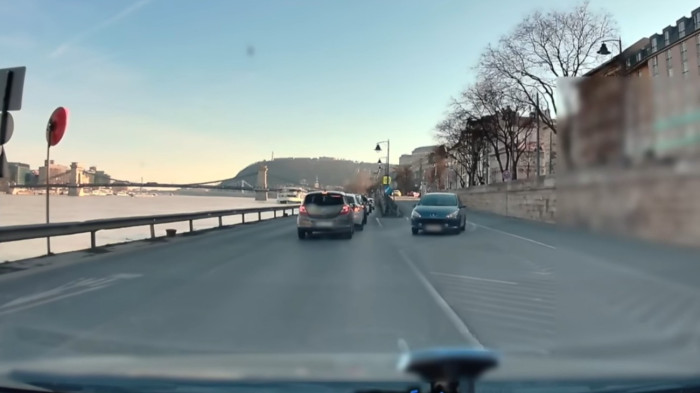 Hatalmasat ugrott egy autó a rakparton – videó