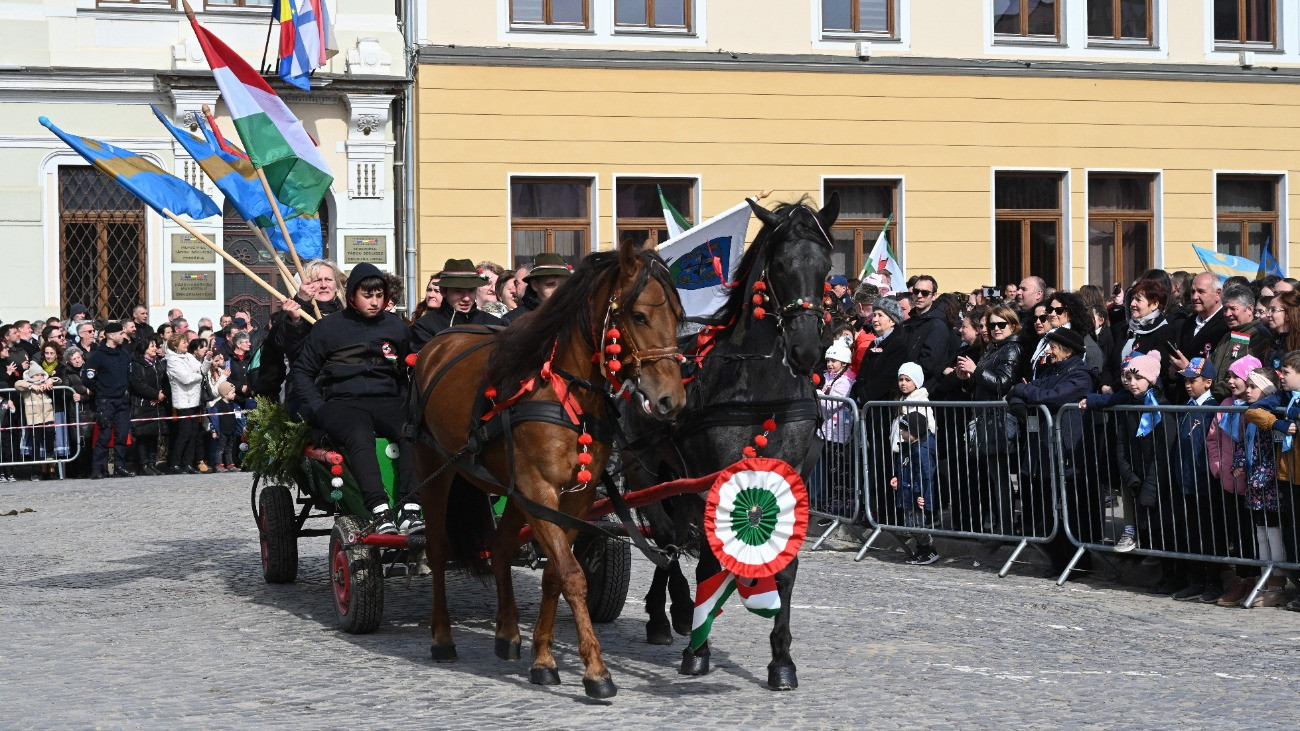 Rendzavarás nélkül lezajlottak a március 15-i megemlékezések – percről percre az eseményekről