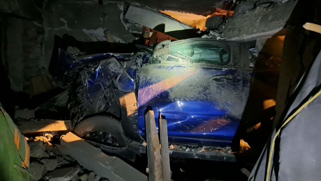 Családi ház falának ütközött egy személygépkocsi.