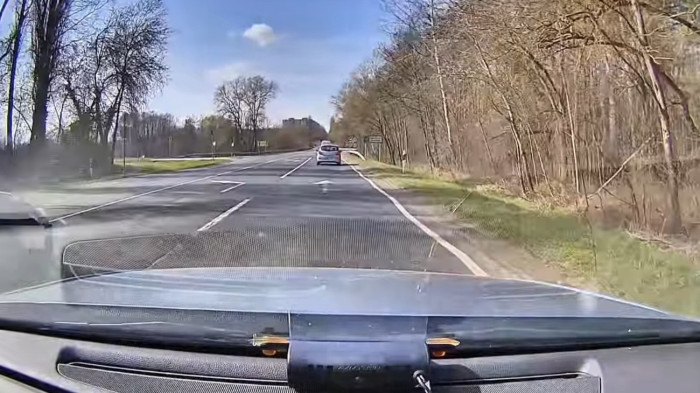 Ettől aztán kikerekedett a zsaruk szeme a civil rendőrautóban – videó