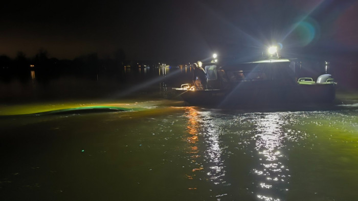 Borult a csónak a Dunán, a víz alól húztak ki egy embert, sokáig küzdöttek az életéért