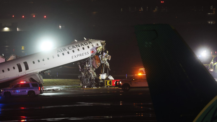 Súlyos balesetet szenvedett egy utasszállító New Yorkban – képek, videó