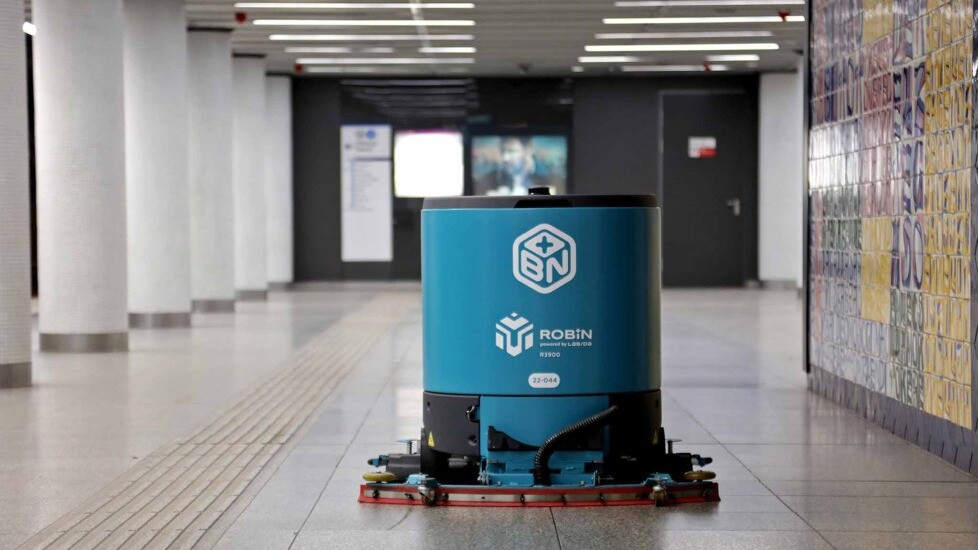Egy robot szorgoskodik a budapesti metró megállóban az éjszaka leple alatt