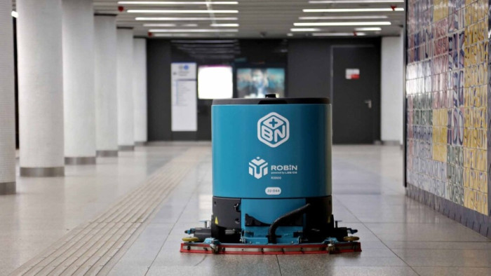 Egy robot szorgoskodik a budapesti metró megállójában az éjszaka leple alatt