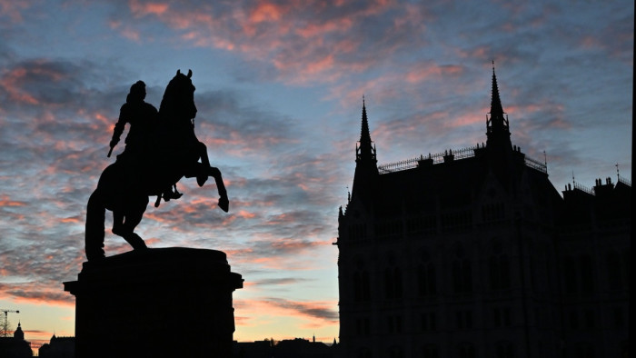 Változik a közlekedés a Kossuth Lajos tér környékén