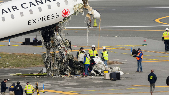 Megrázó fotók: a kanadai repülőgép vizsgálata a baleset után