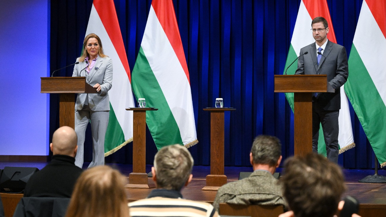 Gulyás Gergely, a Miniszterelnökséget vezetõ miniszter és Vitályos Eszter kormányszóvivõ a Kormányinfó sajtótájékoztatón a Karmelita kolostorban 2026. március 26-án.