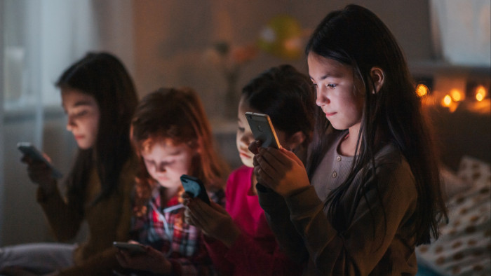 Ausztriában is szigorítanák a közösségi média használatát