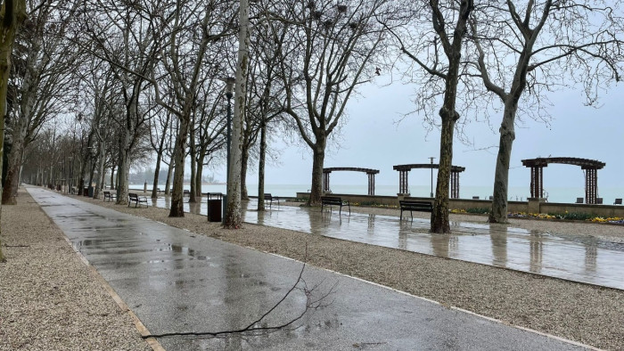 Orkánerejű széllökéseket mértek a Balaton térségében – a nap hirei