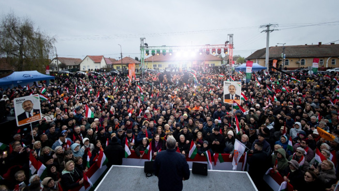 Orbán Viktor ezúttal egy Pest vármegyei kistelepülésen kampányol, ahol nem látott tiszásokat