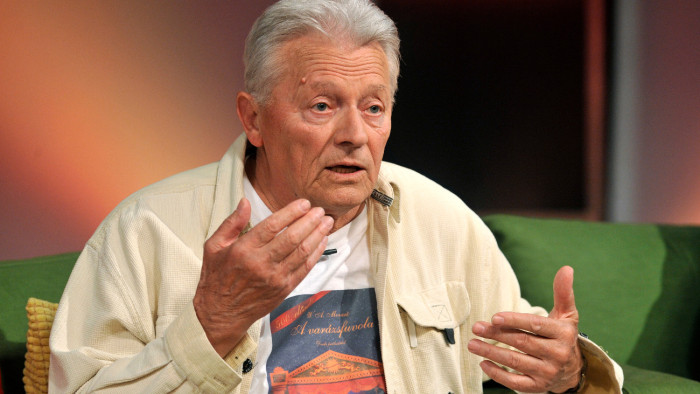 Elhunyt a legendás magyar bábművész, Fülesmackó magyar hangja