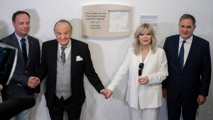 Korda Györgyöt és Balázs Klárit ábrázoló domborművet avattak a ferihegyi repülőtéren