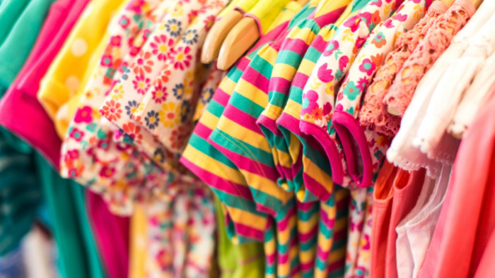 Óriási veszélyt rejthetnek az olcsó gyerekruhák