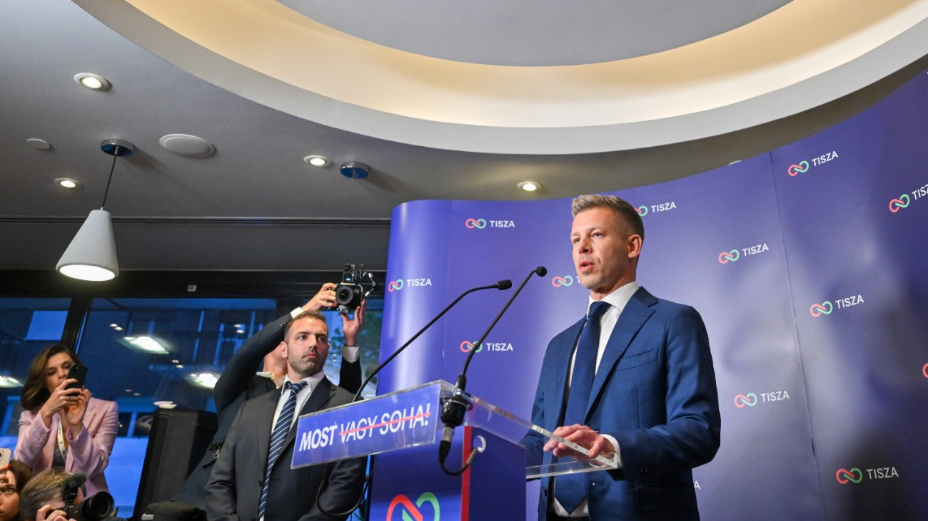 Magyar Péter, a Tisza Párt elnöke sajtótájékoztatót tart a párt eredményváró rendezvényén a Novotel Budapest Danube szállodában 2026. április 12-én.