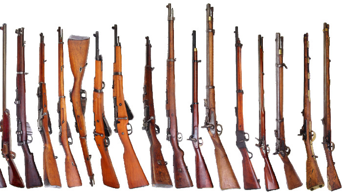 Tucatnyi lőfegyvert rejtegetett egy győri férfi, letartóztatták