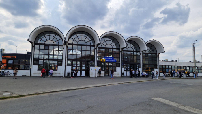 Most érkezett, lezárják a kisváros vasútállomását