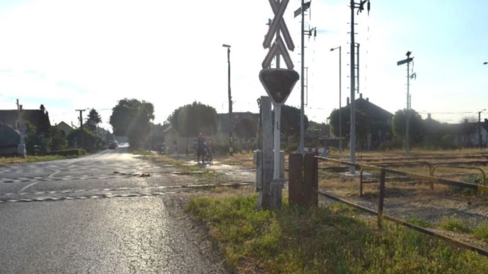 Fényes nappal lerombolt egy vasúti sorompót, keresik a rendőrök