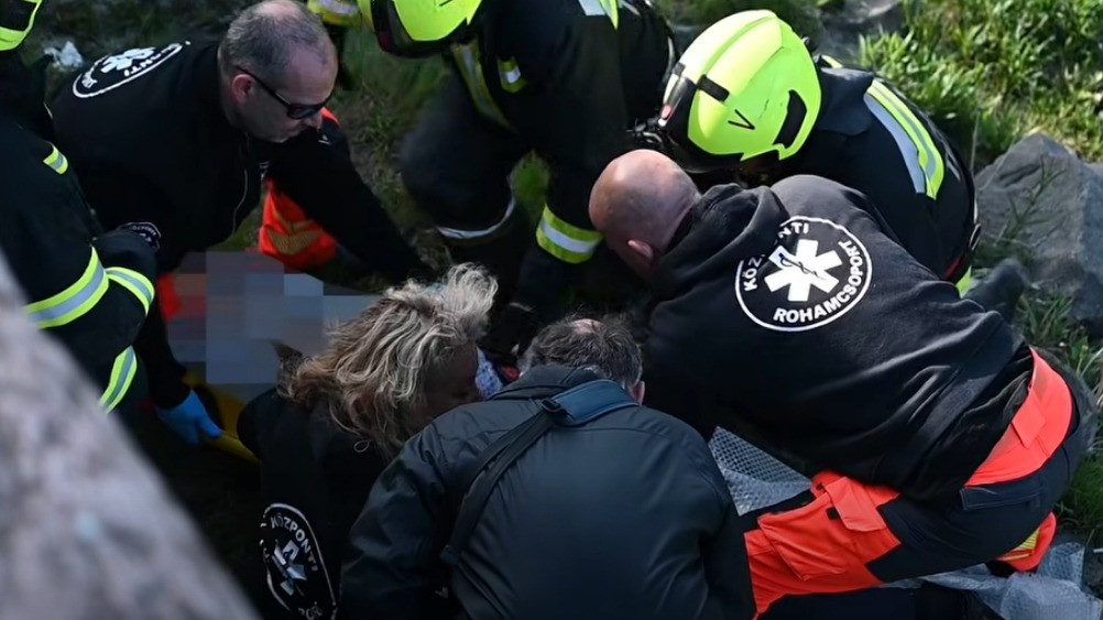A Duna köveire esett egy nő a Belgrád rakpartról – videó