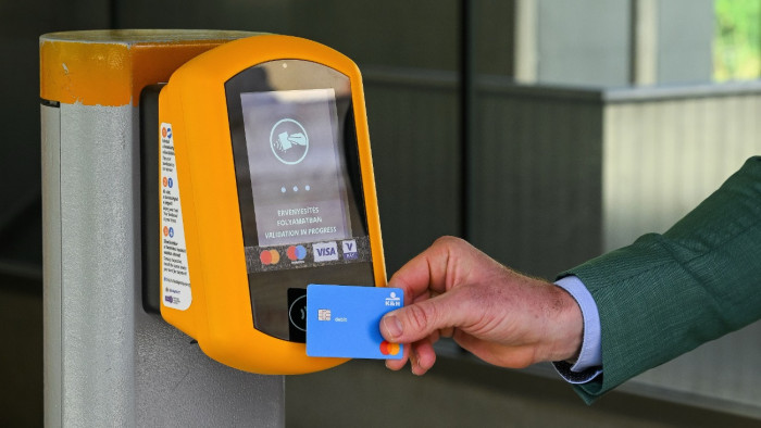 Csippantásoktól lesznek hangosak Budapest metróaluljárói