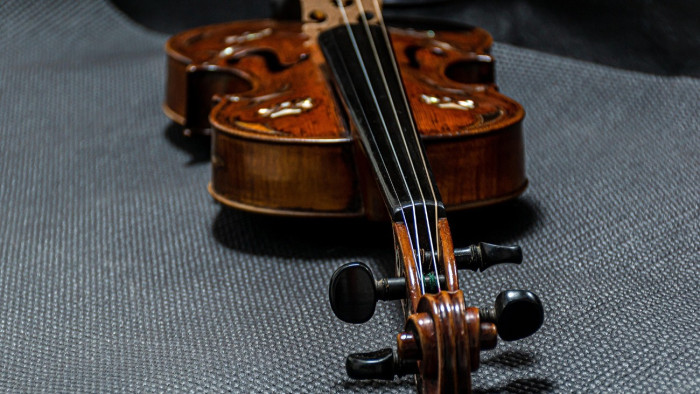 A karmester majdnem tönkre vágott egy 3 millió dolláros hegedűt