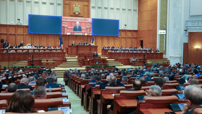 Megroppant a román kormánykoalíció, sorra álltak fel a miniszterek