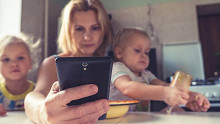Mobilfüggőség: a cseh szülők harmada telefonozik vacsora közben egy kutatás szerint