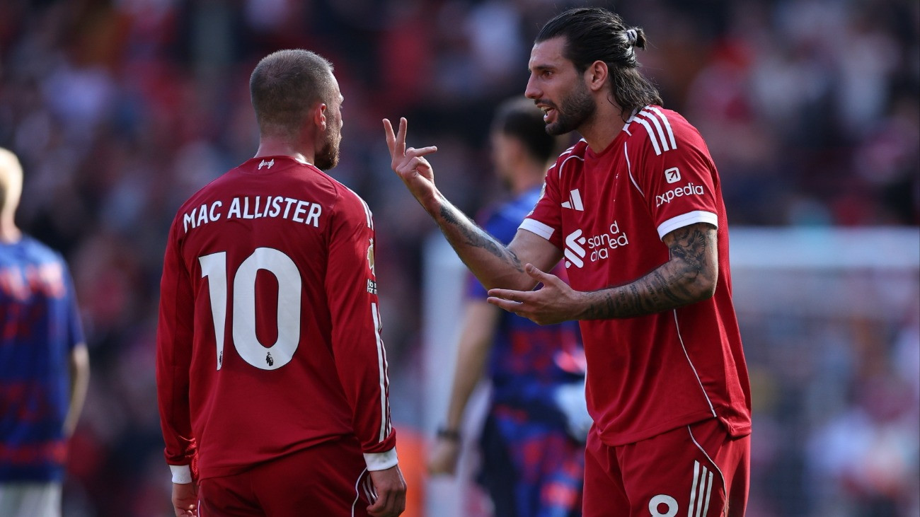 Szoboszlai Dominik, a Liverpool játékosa és csapattársa, Alexis Mac Allister az angol elsõ osztályú labdarúgó-bajnokság, a Premier League 34. fordulójában játszott Liverpool FC-Crystal Palace mérkõzés végén Liverpoolban 2026. április 25-én. A találkozót a liverpooli együttes nyerte 3-1-re.