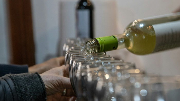 Nem zavarta a Trump-merényletkísérlet utáni káosz, nyugodtan lopkodta a borokat az asztalokról – videó