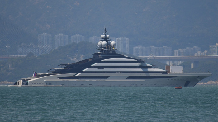 Átsuhant egy félmillárd dolláros orosz szuperjacht a Hormuzi-szoroson – videó
