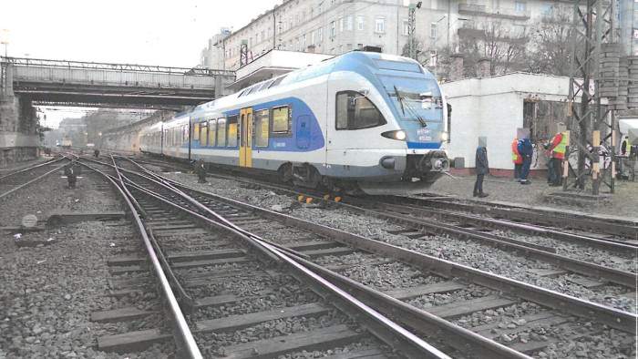 Nem vette észre a mozdonyvezető a „tilos” jelzést, káoszt okozott a Déli pályaudvaron