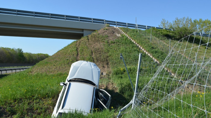 Mintha egy beállított installáció lenne: ironikus helyen balesetezett egy sofőr az autópályán