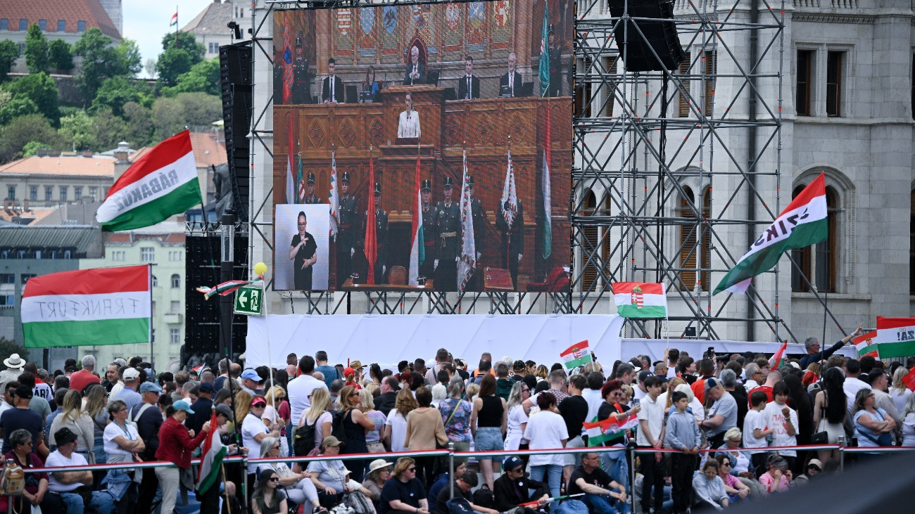 Riport a Kossuth térről – Felszabadultan ünneplő sokaság a belvárosban