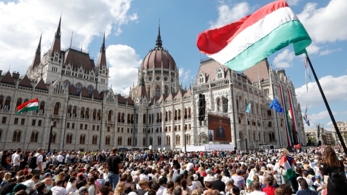 Magyar Péter Magyarország új miniszterelnöke, tömegek a Kossuth téren – a ciklus kezdőnapja percről percre