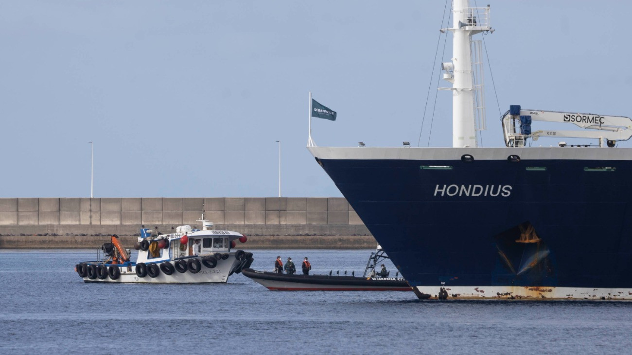 A Hondius holland óceánjáró horgonyoz a Kanári-szigetekhez tartozó Tenerife szigeténél, Granadilla de Abona város teherkikötõjében 2026. május 10-én, amikor megkezdõdött a hajó utasainak evakuálása. Május elején három utas  egy holland házaspár és egy német állampolgár  elhunyt az Atlanti-óceánon közlekedõ kirándulóhajón, az Egészségügyi Világszervezet (WHO) szerint hantavírus-fertõzésben. A WHO további öt fertõzöttrõl jelentett.