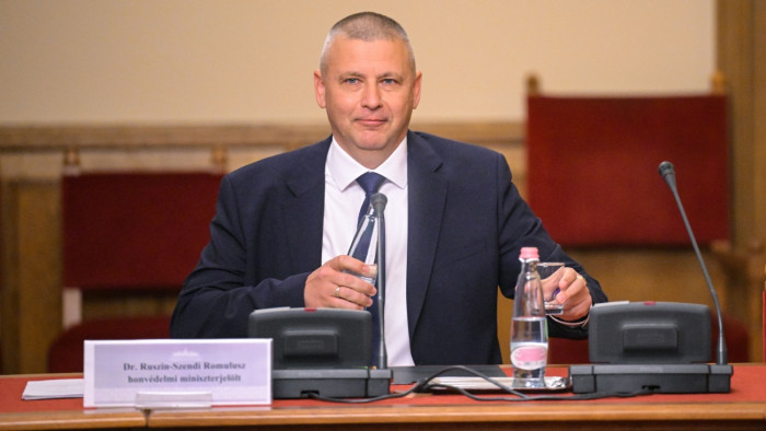 Örülhetnek a katonák az új magyar honvédelmi miniszter első rendelkezésének