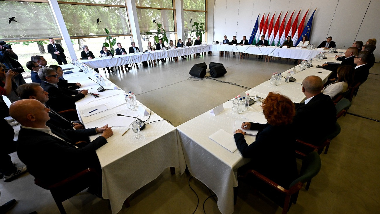 Megkezdődött a Tisza-kormány első hivatalos kormányülése