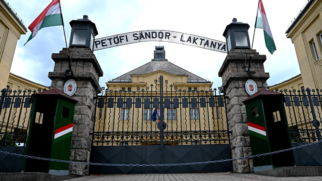 A Petõfi Sándor-laktanya bejárata 2026. május 15-én. Petõfi Sándor nevét viseli ismét a Budaörsi úti laktanya.