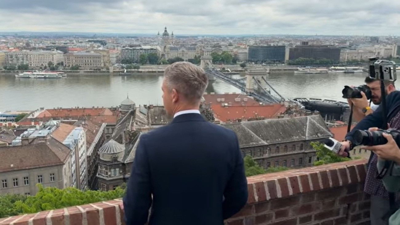 Megnyitották a Karmelita kolostort is, Magyar Péter vezette körbe az újságírókat – videó