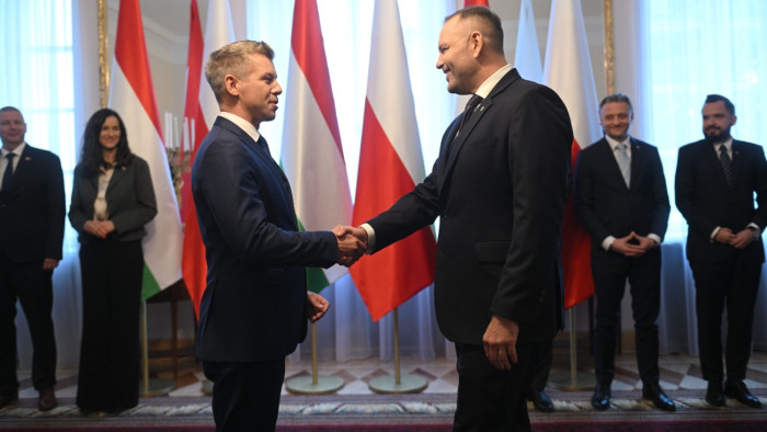 Magyar Péter „kívül akar maradni a lengyel belpolitikai vitákon”