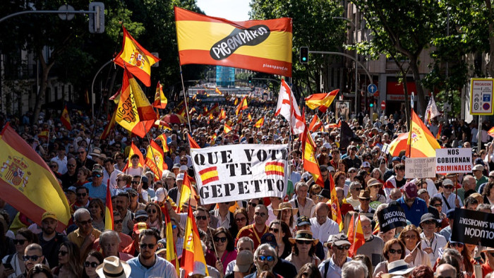 Tízezrek tüntettek Madridban a kormányfő lemondását követelve