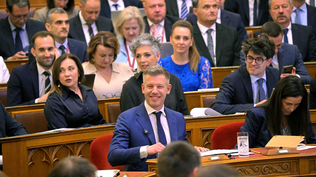 Itt az első igazi parlamenti vitanap: heves indulatok a Házban, de azt még tisztázni kell, hogy Gulyás Gergely és Magyar Péter tegeződik-e