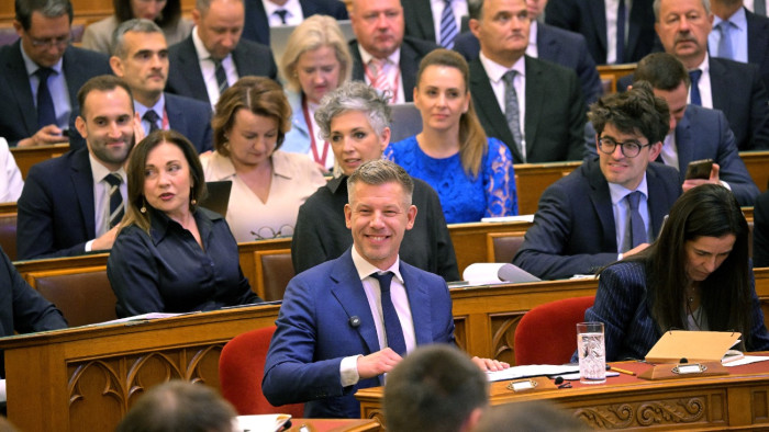 Itt az első igazi parlamenti vitanap: heves indulatok a Házban, de azt még tisztázni kell, hogy Magyar Péter és Gulyás Gergely tegeződik-e