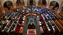 Interpellációk: fenyegetésekről is szó volt a parlamentben