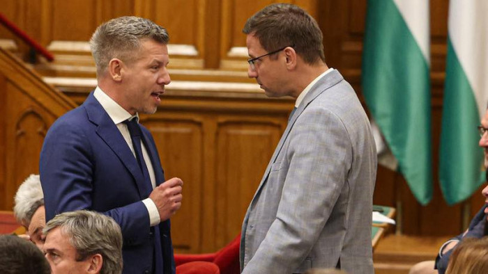Magyar Péter és Gulyás Gergely a 2006-os rendőri ügyekről üzenget az izzó parlamenti szócsata után